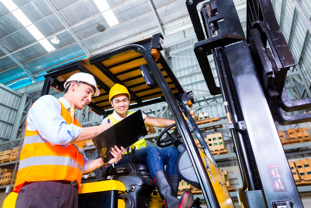 Que fait un cariste : clé de la chaîne logistique